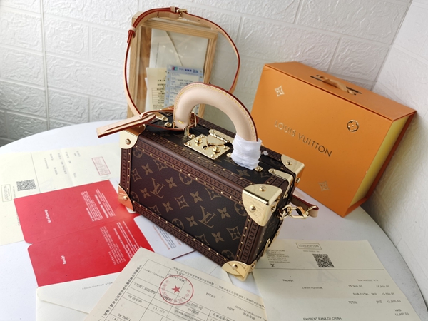 ルイヴィトンバッグ背面デザイン